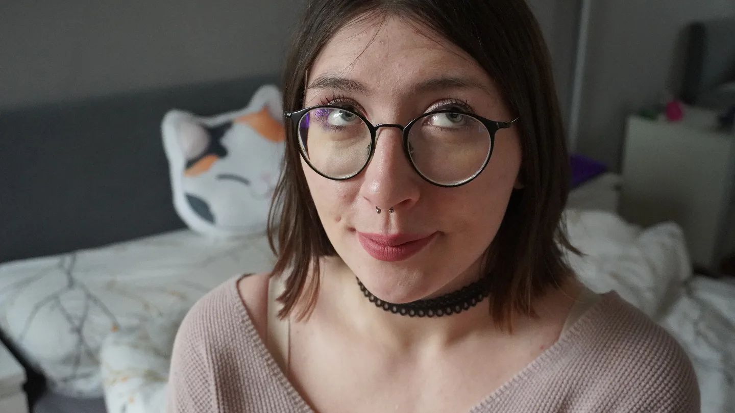 Als ich neulich über mein Skin-Picking gesprochen habe, haben sich viele von euch angesprochen gefühlt. Und da ich denke, dass wir viel mehr über unsere Schwächen sprechen sollten, statt immer nur über die positiven Seiten, möchte ich heute mit euch über eine weitere Sache reden, die ich so gar nicht an mir mag: mein Stottern.
Denjenigen von euch, die mal ein Video von mir gesehen oder in meinen Podcast reingehört haben, wird es wahrscheinlich schon aufgefallen sein, dass ich oft einen Satz beginne, ihn dann aber plötzlich unterbreche und noch mal von vorn oder ganz anders anfange. Das liegt daran, dass ich spreche, bevor ich denke, dann plötzlich merke, dass das so keinen Sinn macht, und zurückrudere. Let's be real: Ich war noch nie eine gute Rednerin. Schon in der Schule, wenn ich Referate halten musste, war ich todesaufgeregt mit Schweißausbrüchen, Herzrasen und Hirnaussetzern. Das hat sich auch in der Uni so fortgesetzt. Und ein kleines Geheimnis: So geht es mir auch jedes Mal wenn ich Videos oder Podcasts aufnehme. Egal, wie oft ich es mache. Warum tue ich es dann? Nun ja, weil es mir trotzdem Spaß macht und ich mich gern absichtlich diesem Stress aussetze, um daran hoffentlich zu wachsen. Ich will es ja machen und mich nicht von meinen Schwächen daran hindern lassen. Mit den Videos möchte ich euch helfen, mit dem Podcast unterhalten. Und ganz ehrlich: Ich bin so froh, dass es tatsächlich Leute da draußen gibt, die mir gern beim Reden zuhören, weil ich das selbst als total anstrengend empfinde, wenn ich dann im Schnitt sitze. Also danke an alle, die mein Stottern ertragen, das bedeutet mir echt viel!🖤 Ihr dürft es dann live bei der LBM erleben, wenn ich total überfordert sein werde.🤣 Aber ich freu mich schon, ganz viele von euch zu treffen.😍
#bookstagramgermany #autorin #melinaconiglio #selfpublisher #lektorin #schreibworkshop