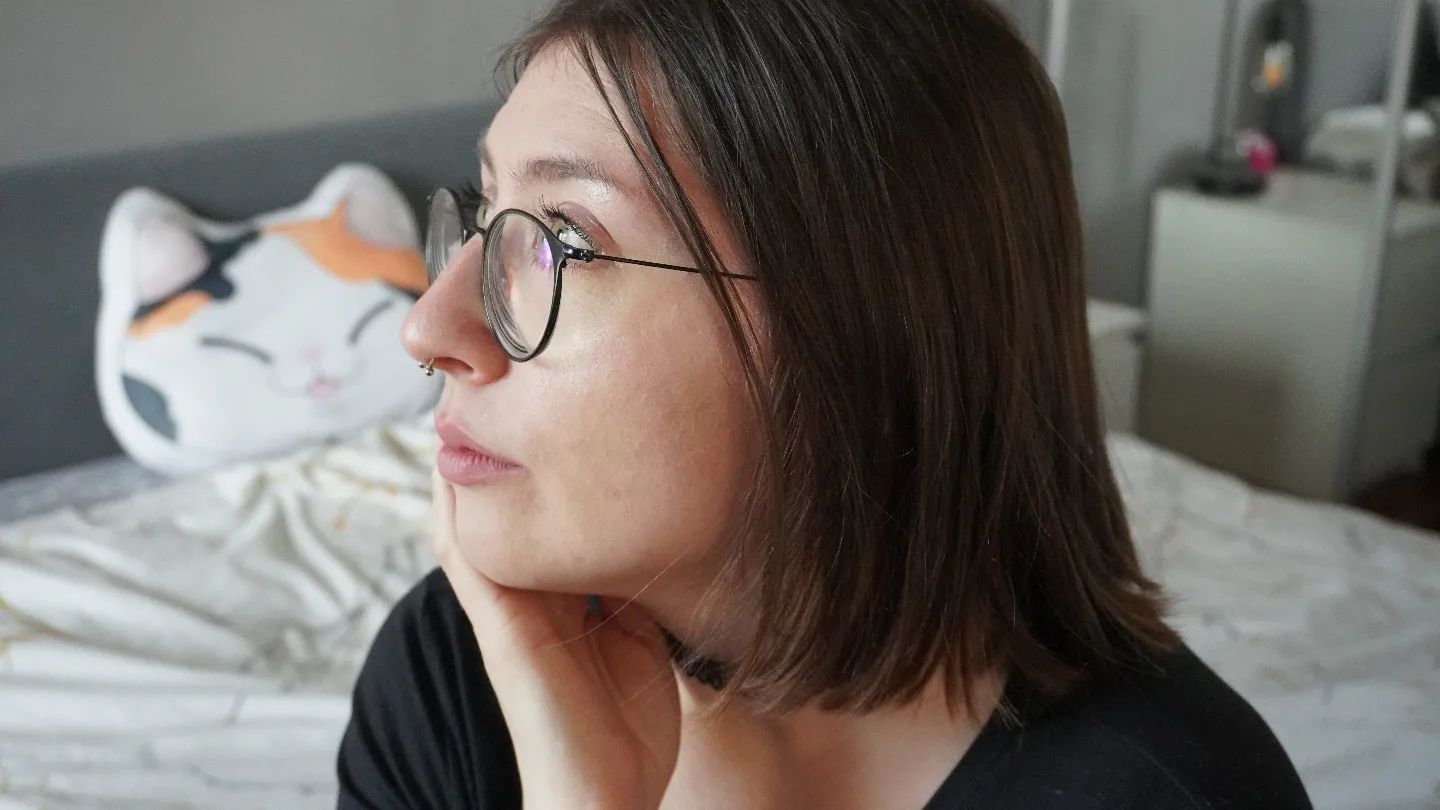 Über Cancel Culture und was mich an unserer Gesellschaft aktuell so abfuckt. 🐇
Einige von euch haben sicher meinen kleinen Rant mitbekommen, in dem ich mich darüber aufgeregt habe, wie eine Autorin von mir einfach nur bodenlos behandelt wurde, nur weil sie mit ihrem Buch Tabus bricht und kontroverse Themen anspricht. Let's be real: Das ist kein Einzelfall. Aber was mich besonders an dem Ganzen stört, ist der Ton.
Ich habe neulich in meiner Story den Podcast "The Witch Trials of J. K. Rowling" empfohlen - eine sehr gut produzierte Dokumentation, die Harry Potter in einen historischen Kontext setzt und die Rowling-Kontroverse aus verschiedenen Blickwinkeln beleuchtet. Ich möchte gar nicht darauf eingehen, wer recht hat und was meine eigene Meinung zu dem Ganzen ist. Was mich jedoch sehr schockiert hat, waren Tweets über Rowling, die als Antwort auf die Kundgebung ihrer Meinung gedient haben. Viele davon waren beleidigend und übergriffig. In einigen davon wurde ihr Gewalt angedroht. Und das geht einfach gar nicht - egal, was man von ihr hält.
Wie auch in Rezensionen, macht IMMER der Ton die Musik. Kritik ist so wichtig und sollte immer geäußert werden dürfen, aber die Art und Weise ist essenziell. Und da unterscheidet sich sachliche Kritik vom Canceln. Kritik möchte den zu Kritisierenden nicht mundtot machen - und das wird bei Rowling versucht. Beispielsweise, indem manche Fans jetzt verleugnen, dass sie die Autorin der Harry Potter Bücher ist. Oder indem sie bedroht wird.
Cancel Culture kann aber jeden treffen. Ist es normal, dass nur weil einem ein ein Buch nicht gefallen hat, man ihn öffentlich an den Pranger stellt und auf Social Media meldet, sodass man einen Shadowban kassiert? Diese Leute würden jetzt wahrscheinlich sagen: Es ist zum Schutz der Allgemeinheit. Ich würde sagen: Ihr seid diejenigen, die hier wirklich problematisch sind und nicht die andere Seite.
Irgendwie habe ich das Gefühl, dass die öffentlichen Exekutionen aus dem Mittelalter nun auf Social Media gewälzt wurden. Und ich hasse es. Wann haben wir aufgehört, vernünftig miteinander zu diskutieren und andere Meinungen zu akzeptieren?