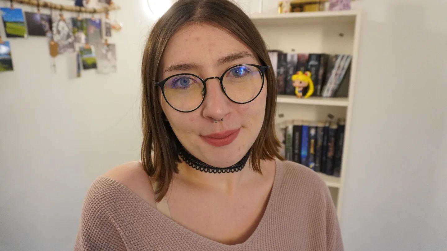 Buchreihen ... 🐇
Die meisten Leser lieben sie, doch für uns Autoren sind sie extrem kräftezehrend. Nicht nur während des Schreibens an sich, sondern auch während des Veröffentlichungsprozesses. Tendenziell verliert man mit jedem Band einer Reihe Leser - und bekommt dann noch mal einen Aufschwung, wenn die Reihe beendet ist. Das zehrt nicht nur an den mentalen Kapazitäten, sondern bereitet einem auch finanzielle Sorgen, schließlich will man wenigstens die Kosten wieder reinbekommen. Reihen sind einfach generell ein viel größeres Risiko und Commitment als Einzelbände. Leser sollten deswegen Buchreihen unterstützen, indem sie die einzelnen Bände früh kaufen und nicht erst warten, bis die Reihe abgeschlossen ist. Und an die Autoren unter euch: Teile einer Reihe bitte mit maximal einem Jahr Abstand veröffentlichen, sonst verlieren die Leser das Interesse. Vergesst also nicht, euren Dienstleistern rechtzeitig Bescheid zu geben.🖤
#bookstagramgermany #autorin #melinaconiglio #selfpublisher #lektorin #schreibworkshop