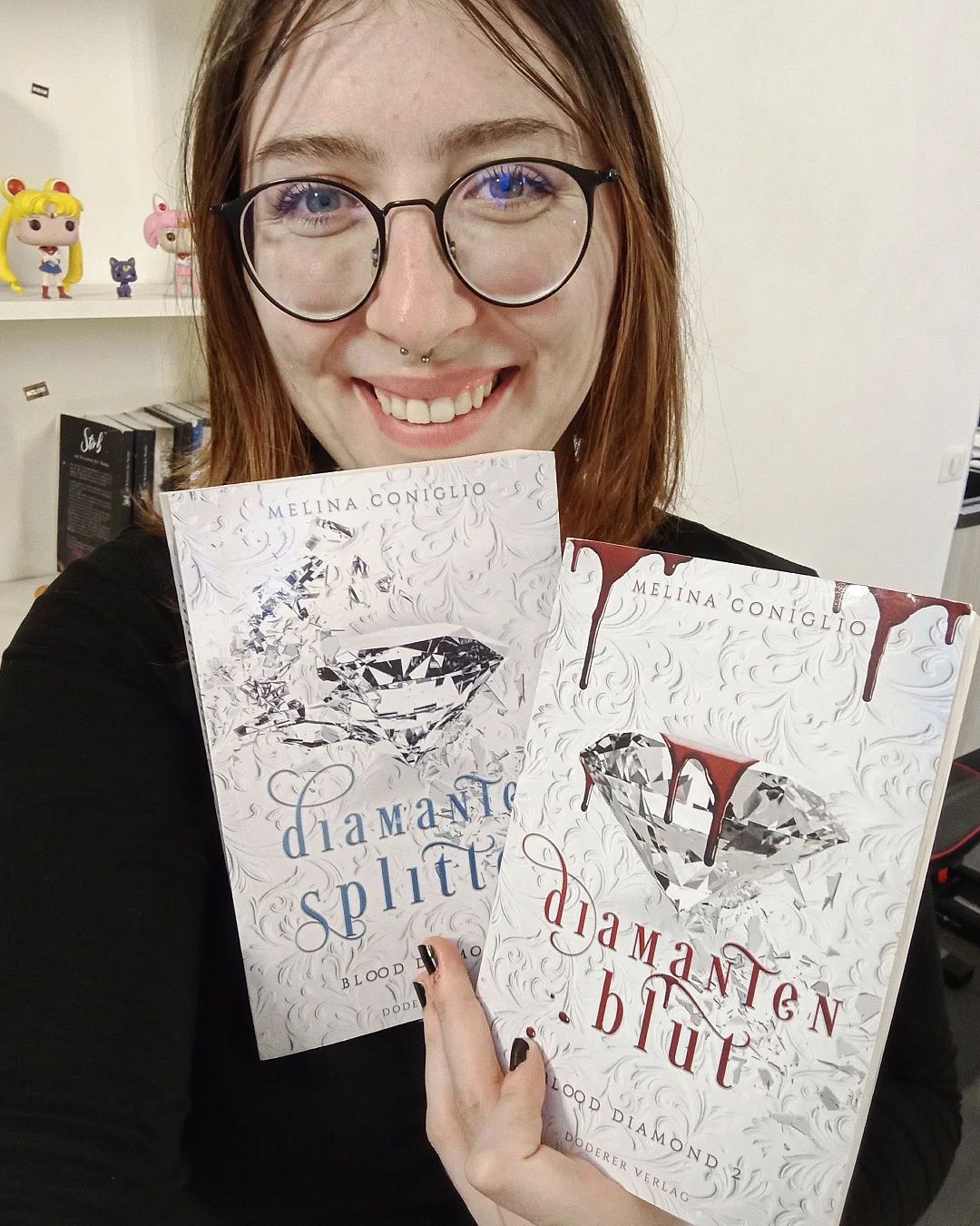 Sehen die beiden Schätzchen nicht einfach toll zusammen aus?😍 Die #blooddiamond Cover sind auf jeden Fall in meinem Cover-Ranking ganz weit oben. Für nächsten Monat habe ich mir überlegt, dass ich in ein paar Posts auf die Cover meiner Bücher eingehe und euch ein bisschen mehr dazu erzähle. Denn auch wenn Buchcover Geschmackssache sind, geht es im Endeffekt doch um mehr, als nur schön auszusehen. Außerdem kann man bei meinen ganz klare Schemata erkennen, wenn man darauf achtet. In dem Sinn eine Frage an euch.
Was ist euch wichtiger: Ein ansprechendes Cover oder ein ansprechender Klappentext?🐰
#lesen #bücher #buch #bücherliebe #bücherwurm #lesenmachtglücklich #leseratte #bookstagramgermany #buchliebe #buchtipp #büchersüchtig #leseliebe #germanbookstagram #bücherregal #büchersucht #writingcommunity #melinaconiglio #diamantensplitter #Diamantenblut