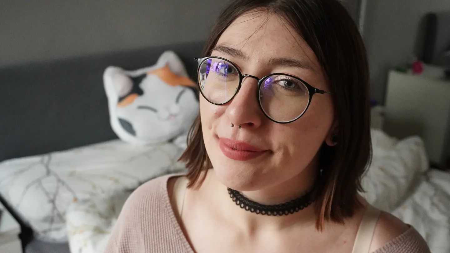 Lektorat und Korrektorat getrennt voneinander machen lassen?🐇
Wenn du dein Buch veröffentlichen möchtest, gibt es in Sachen Lektorat und Korrektorat zwei Möglichkeiten: Entweder lässt du beides von derselben Person machen oder du lässt Lektorat und Korrektorat von zwei unterschiedlichen Dienstleistern durchführen. Der Vorteil an Letzterem ist, dass du zwei verschiedene Personen hast, die über dein Manuskript schauen. Ich als Dienstleisterin bin hingegen froh, wenn ich beides machen darf. Nicht des Geldes wegen, sondern weil ich mich so länger mit dem Text beschäftigen und auch wirklich das Beste aus dem Buch herausholen kann. Ein gutes Lektorat und Korrektorat von derselben Person ist nämlich gleichwertig mit Lektorat und Korrektorat von zwei unterschiedlichen Dienstleistern. Wenn man beides beim selben Lektor macht, spart man sich außerdem Mehraufwand mit der Suche nach einem Korrektor und in der Regel auch Geld, da solche Kombipakete meist günstiger angeboten werden. Ein weiterer Nachteil, wenn man es getrennt machen lässt: Der Korrektor könnte mit dem durchgeführten Lektorat nicht zurechtkommen, weil es nicht seinen Qualitätsansprüchen gerecht durchgeführt wurde.
90 % meiner Kunden buchen bei mir das Kombipaket aus Lektorat und Korrektorat, worüber ich echt happy bin.🥰 Hin und wieder kommt es auch mal vor, dass ich nur das Korrektorat durchführe. Da habe ich bisher auch keine schlechten Erfahrungen gemacht, jedoch kenne ich einige Kollegen, die aus diesem Grund nicht mehr fremdlektorierte Manuskripte korrigieren.
Ob ihr lieber beides bei derselben Person durchführen lasst oder das trennt, müsst ihr selbst entschieden. Ich persönlich würde aber immer zu Kombipaketen raten, wenn ihr die Möglichkeit habt.🖤 Jedoch gibt es auch Lektoren, die gar keine Korrektorate anbieten. Da muss man dann natürlich schauen.🥰
#bookstagramgermany #autorin #melinaconiglio #selfpublisher #lektorin #lektorat